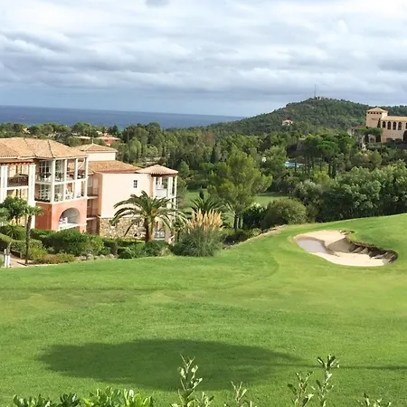 Climatisé Vue Golf à Cap Estérel